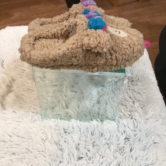 SO Llama slippers size med and socks fit 9-11 - Picture 16 of 16